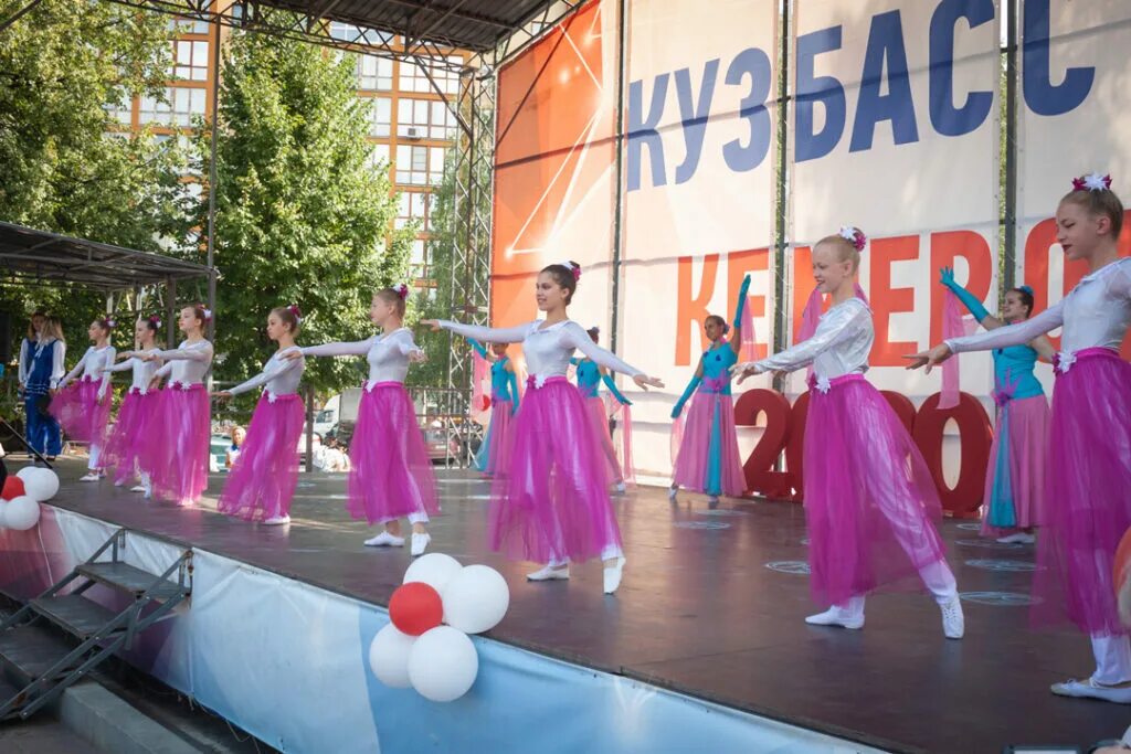 Школьные мероприятия. Школьный вальс. Платье на мероприятие в школу. Наряды для школьного вальса. Школа танцев вальс