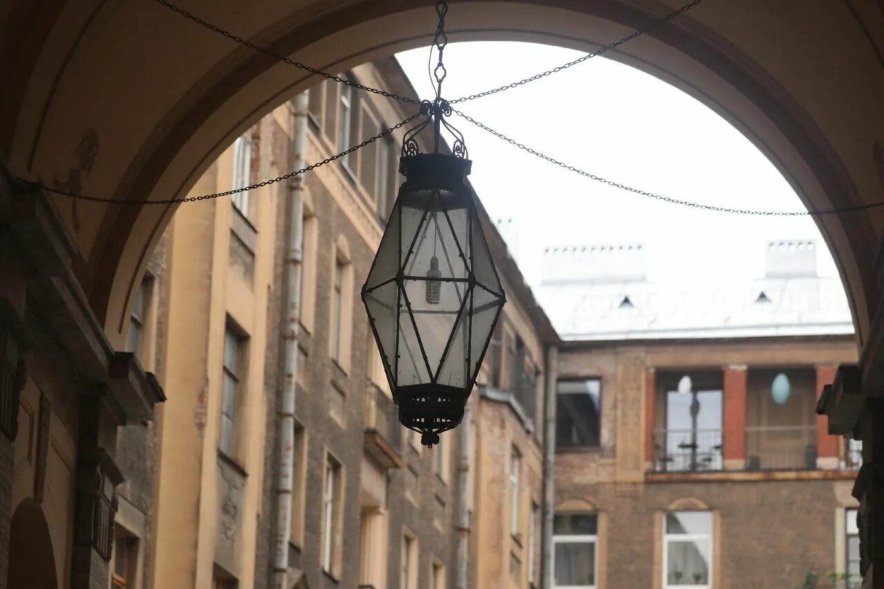 Чугунные фонари в петербурге. Ремонт фонаря спб. Чугунные фонари в петербурге. Питерский фонарь силуэт. Чугунные фонари в петербурге.