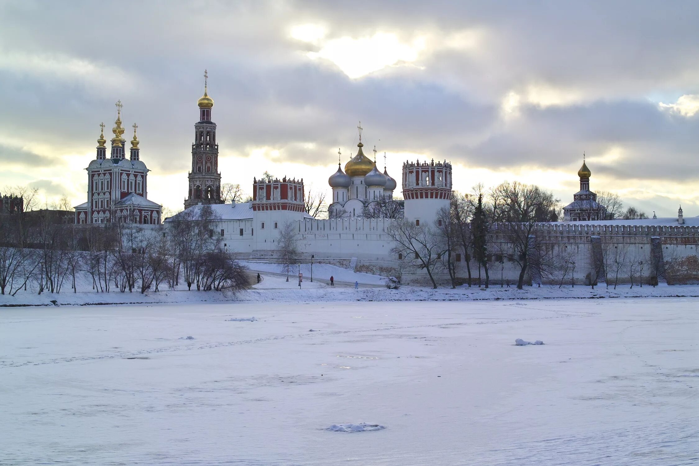 Москва какой будет зима. Зимний Новодевичий монастырь Москва. Новодевичий монастырь зимой. Территория Новодевичьего монастыря зимой. Новодевичий монастырь в Москве зимой.