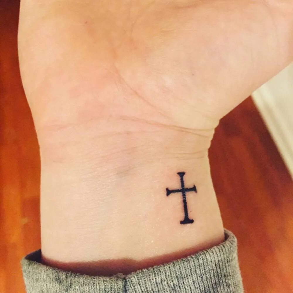 Крест на руке. Тату крест. Тату крест. Тату крестик. Что значит татуировка крест.