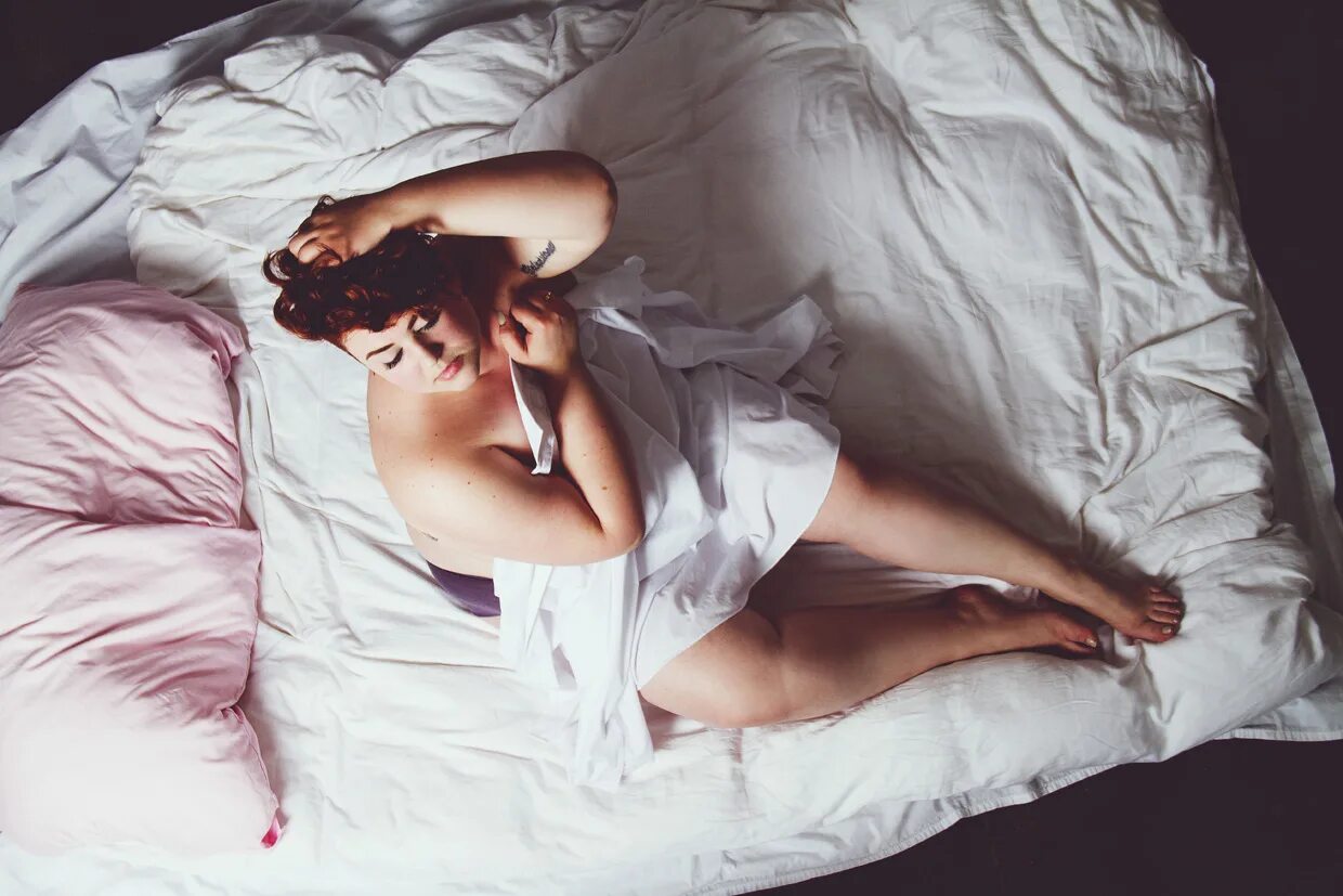 Спящие полные жены. Красивые пышки в постели. Девушка в истоме. Фотосессия в простыне.
