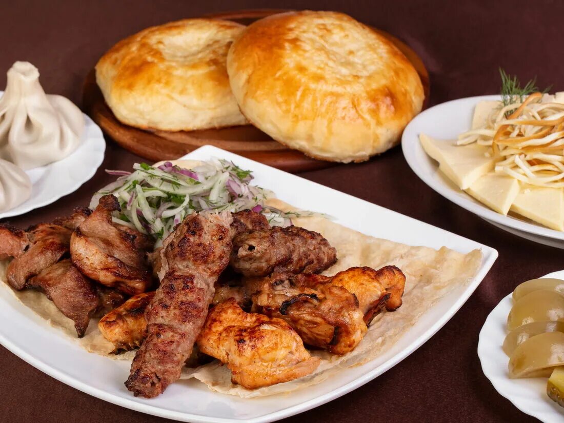 Хачапури шашлык. Хинкали и хачапури. грузинская кухня хинкали хачапури. шашлык и хачапури. шашлык и хинкали.