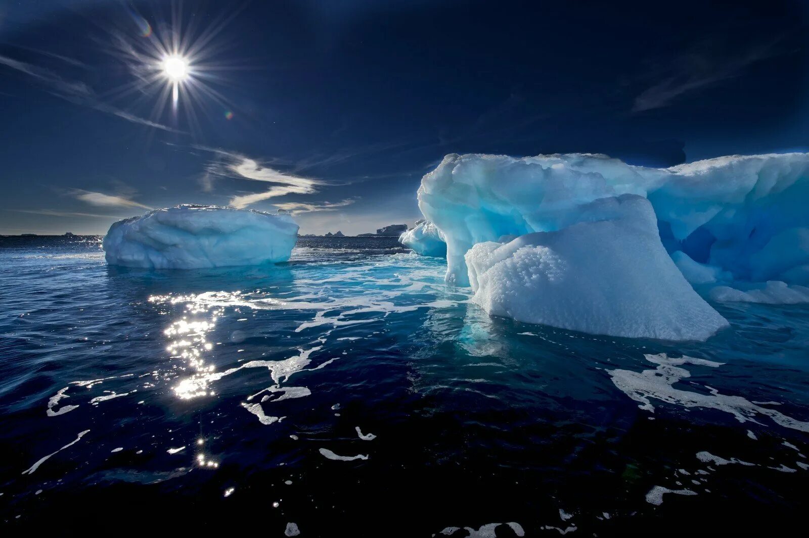 Куски льда в океане. Арктика Северный Ледовитый океан. Море Амундсена в Антарктиде. Море Росса Антарктида. Северный Ледовитый океан Южный полюс.
