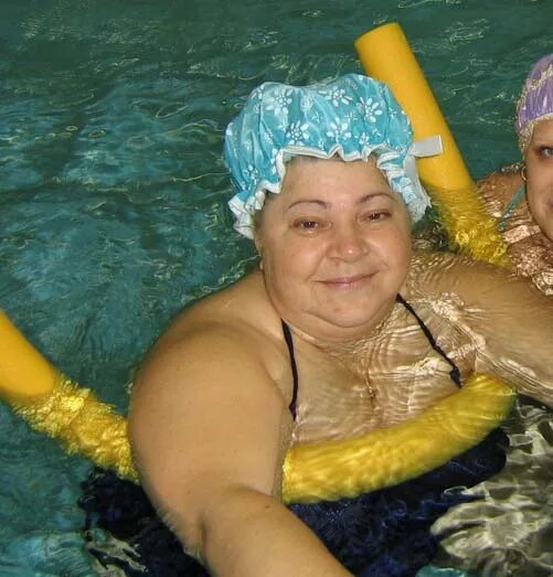 Смешные шапочки для бассейна. Шапочка для плавания смешная. Бабушка в бассейне в шапочке. Люди в шапочках для бассейна. 2 толстый бабушке