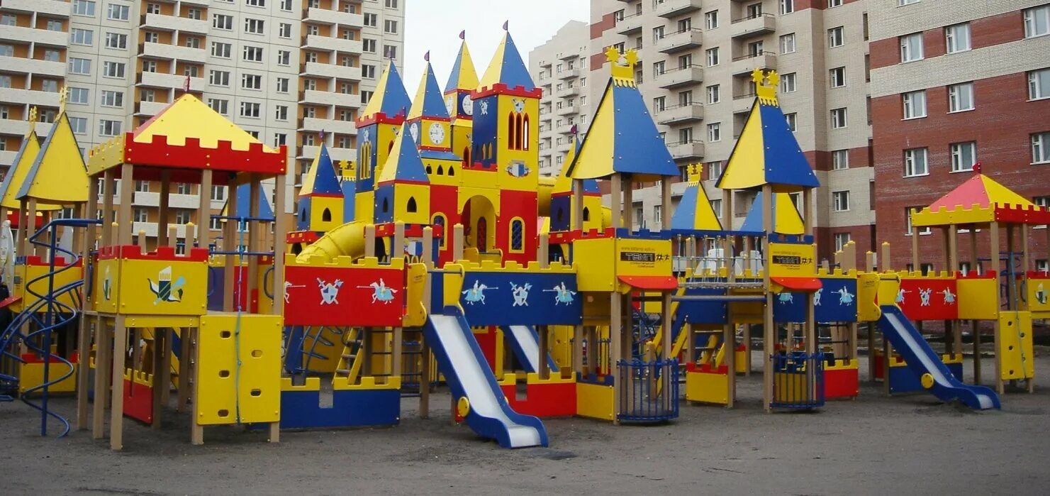 огромная детская площадка. детская площадка в парке варшавское шоссе, 141а феникс. детская площадка кремль в москве новопеределкино. большая детская площадка. самые большие детские площадки.