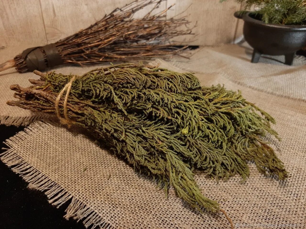 травяные скрутки для окуривания. тувинский можжевельник артыш. растения геологи которые помогают. полынь для окуривания помещения. можжевельник полынь.