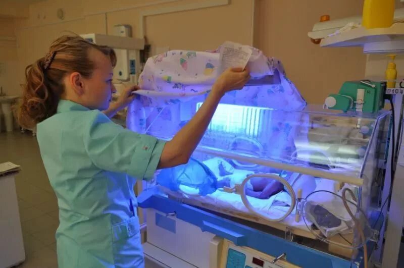 Сколько лежат под лампой при желтушке новорожденных. Желтушка у новорожденных фототерапия. фототерапия гемолитической болезни новорожденных. фототерапия недоношенных новорожденных. лампа для недоношенных детей.