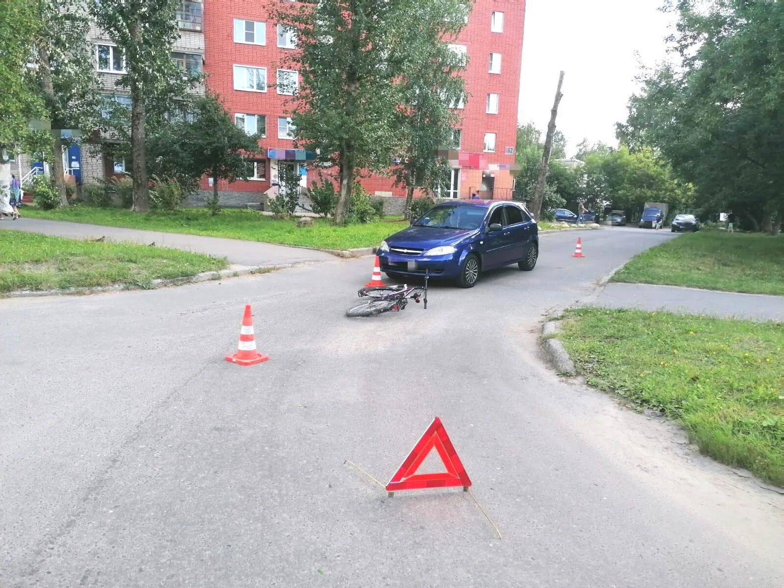 Сбитый мальчик на велосипеде. Сбили мальчика в Череповце. Выезд со двора. Сбили мальчика на велосипеде. ДТП 35 регион Череповец.