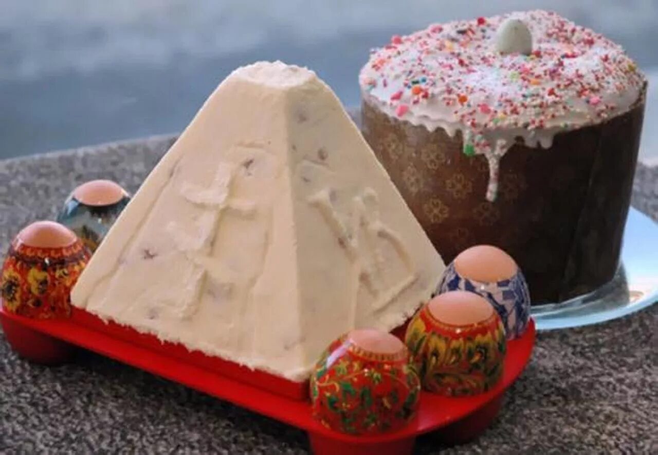 Чем отличается кулич от паски. Творожный кулич на пасху. кулич творожный пасхальный. пасхальный кулич и творожная пасха. пасха и кулич разница.