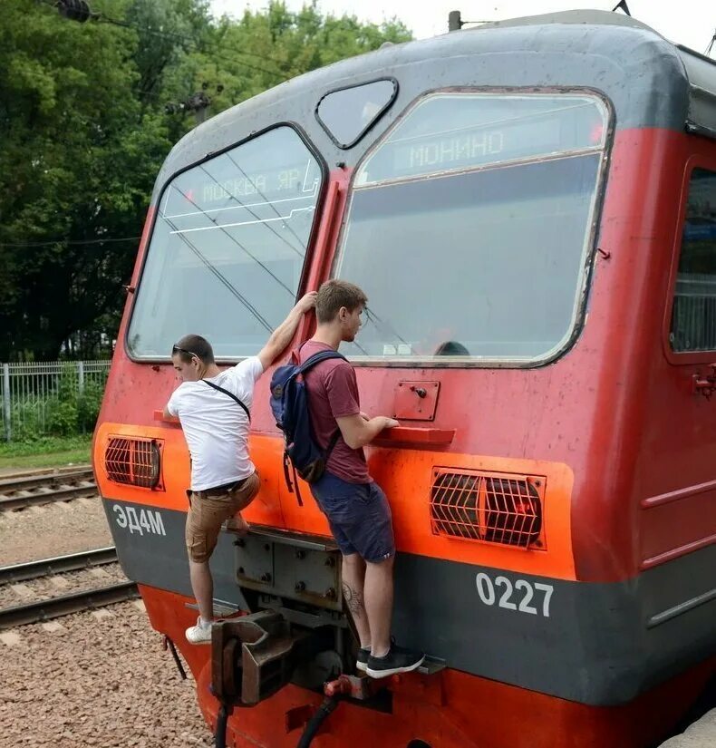 Хвостовой вагон поезда. Безбилетники в электричках. Хвостовой вагон электропоезда. Поезд спереди. Можно несовершеннолетним ездить на поезде