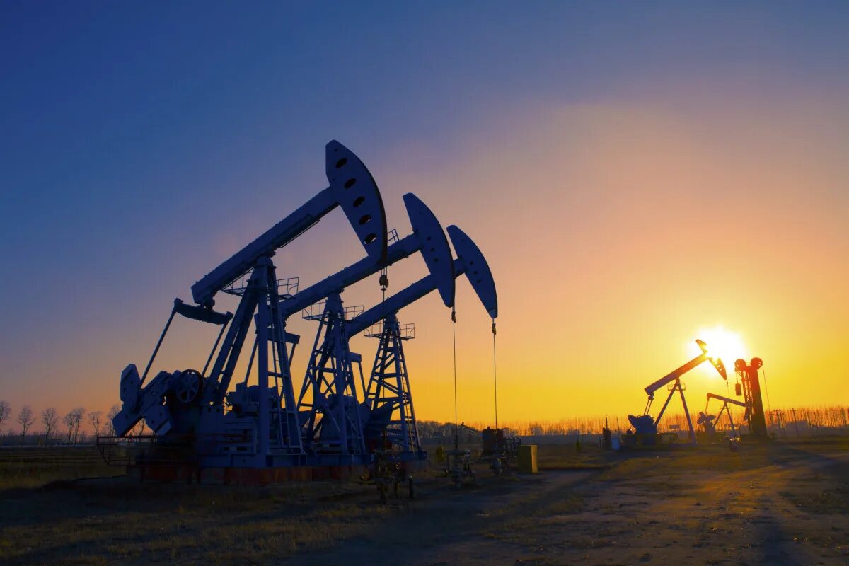 Дополнительная добыча нефти. Нефтяная вышка. добыча нефти. нефтяные вышки казахстана. красивая нефтяная вышка.