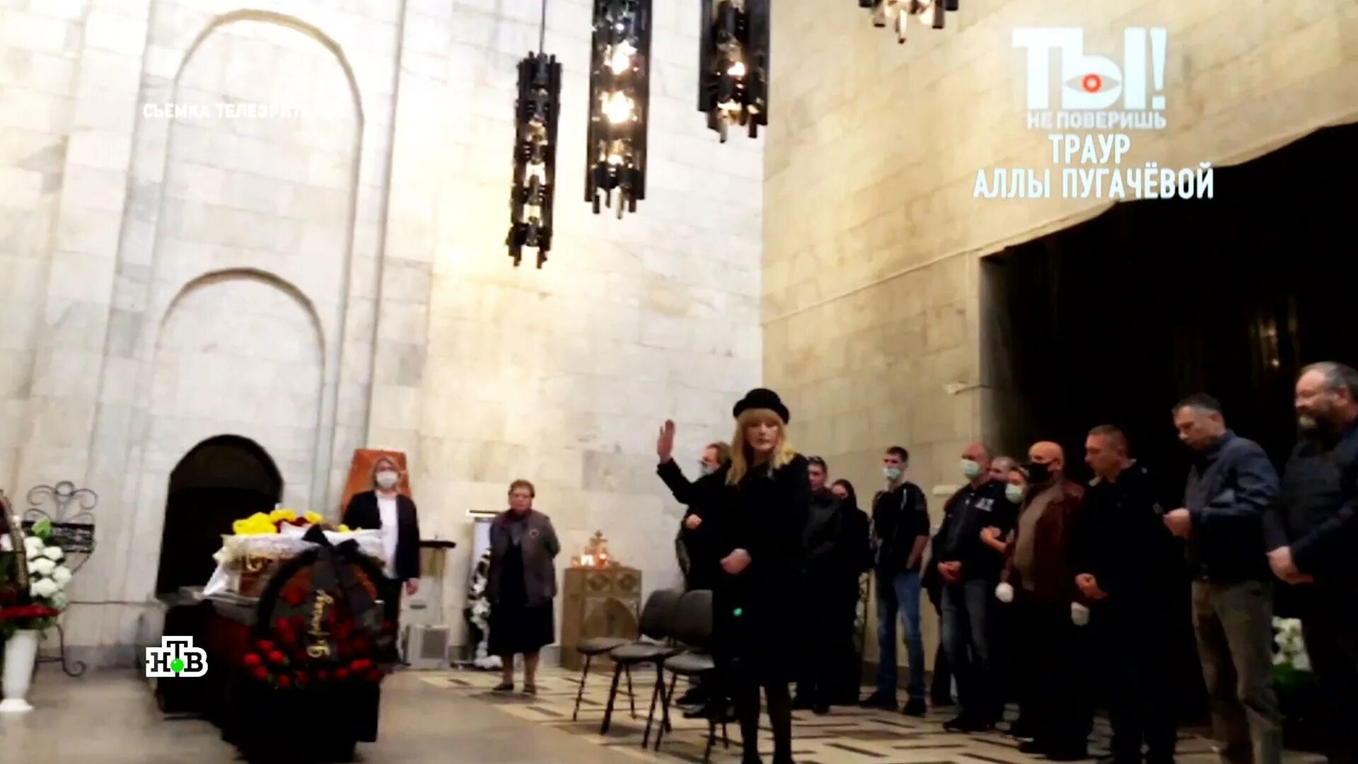 пугачева на похоронах. похороны аллы пугачевой новости. алла пугачева в трауре. прощание с борисом красновым. александр абдулов прощание.