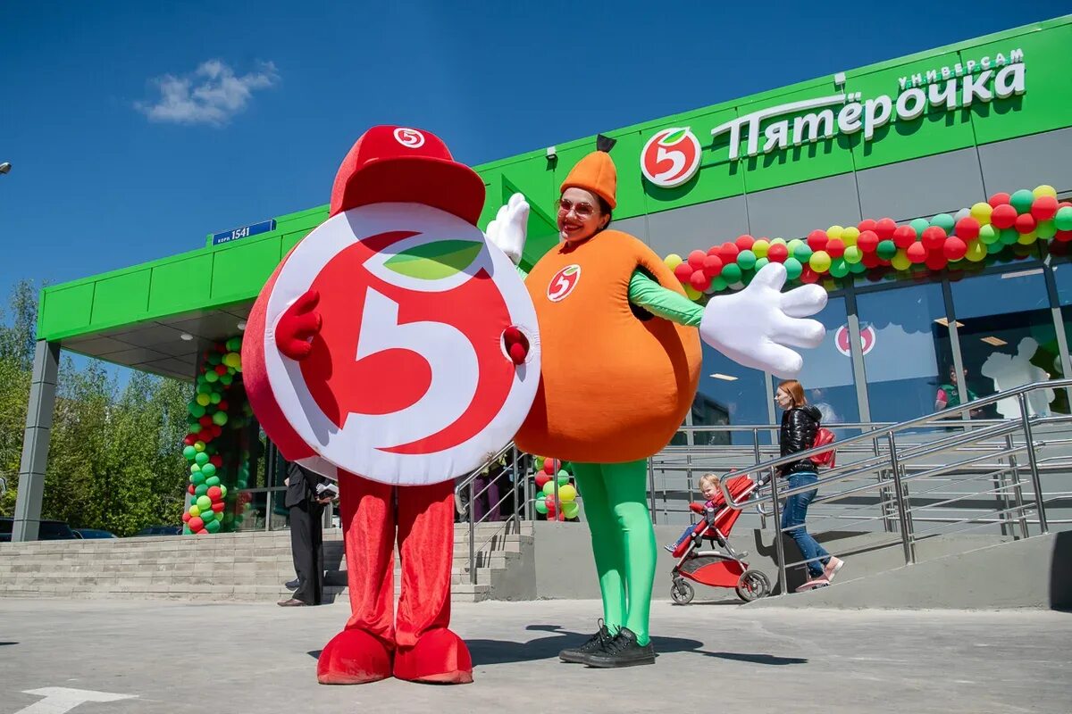 реклама пятерочки. подарки в пятерочке. пятерочка с заботой о каждом. слоган пятерочки. реклама пятерочки.