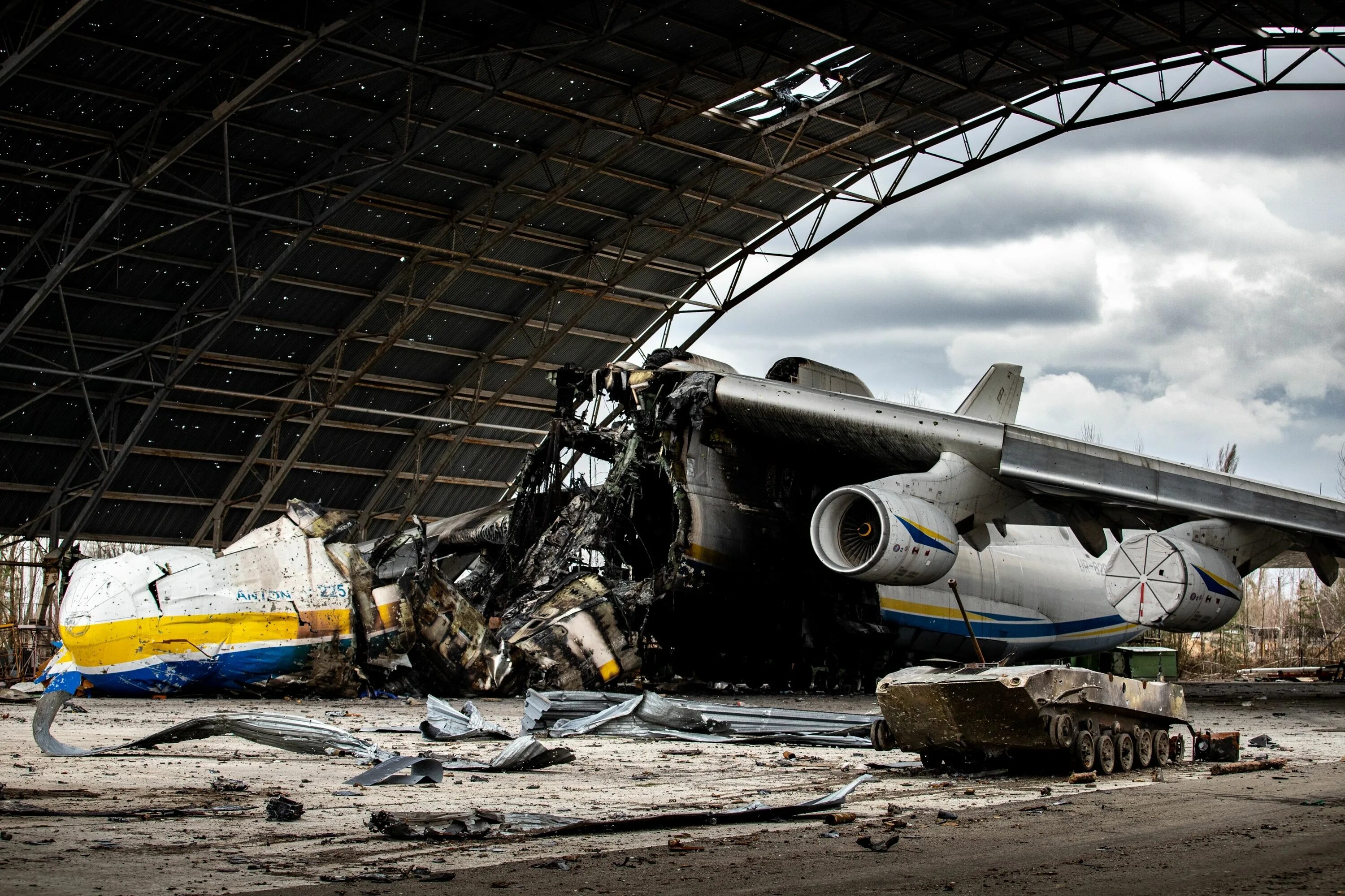 Полет самолетов сейчас. Самолёт АН-225 Мрия уничтожен. АН-225 Мрия. АН-225 Мрия уничтожен в Гостомеле. АН-225 Мрия Гостомель.