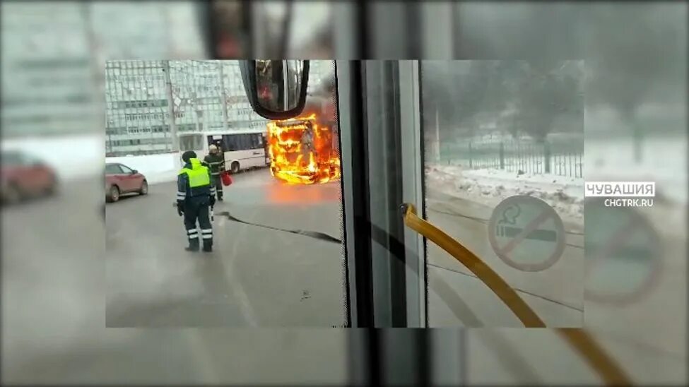 Чебоксары сгорел автобус сегодня. Пассажиры в автобусе. Горит автобус новости январь 2023. 101 Маршрутка в Чебоксарах сгорела. Автобус пассаж