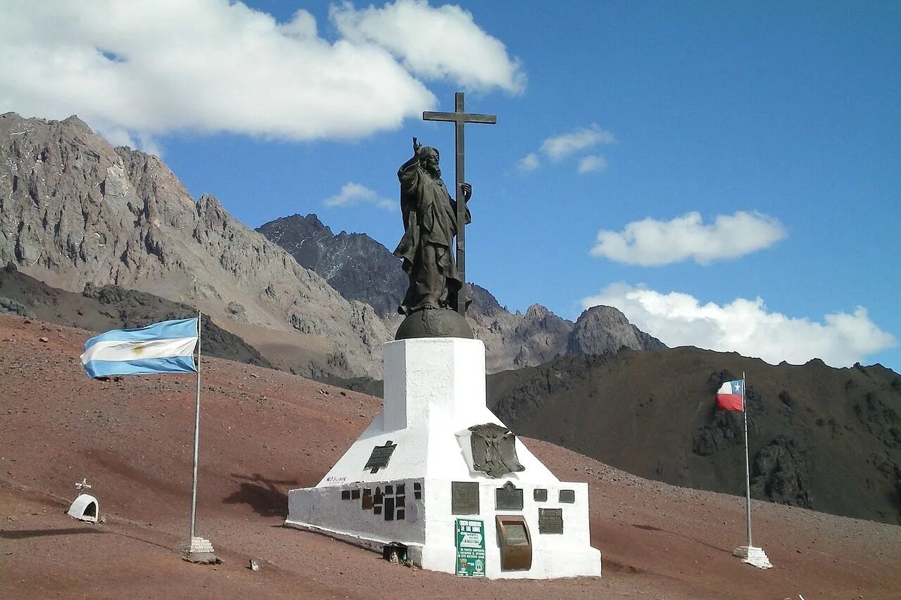 Памятники природы чили. Андский Христос в Чили. Памятник Христу Искупителю Чили. Памятник Христу Искупителю в Андах. Памятник Андский Христос.