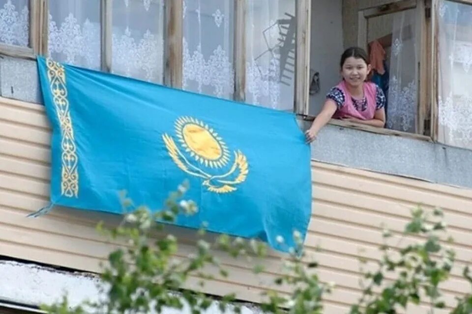 Можно вешать флаг на дом. Флаг на здании. флаг на балконе. флажок балконный. балконы в казахстане.