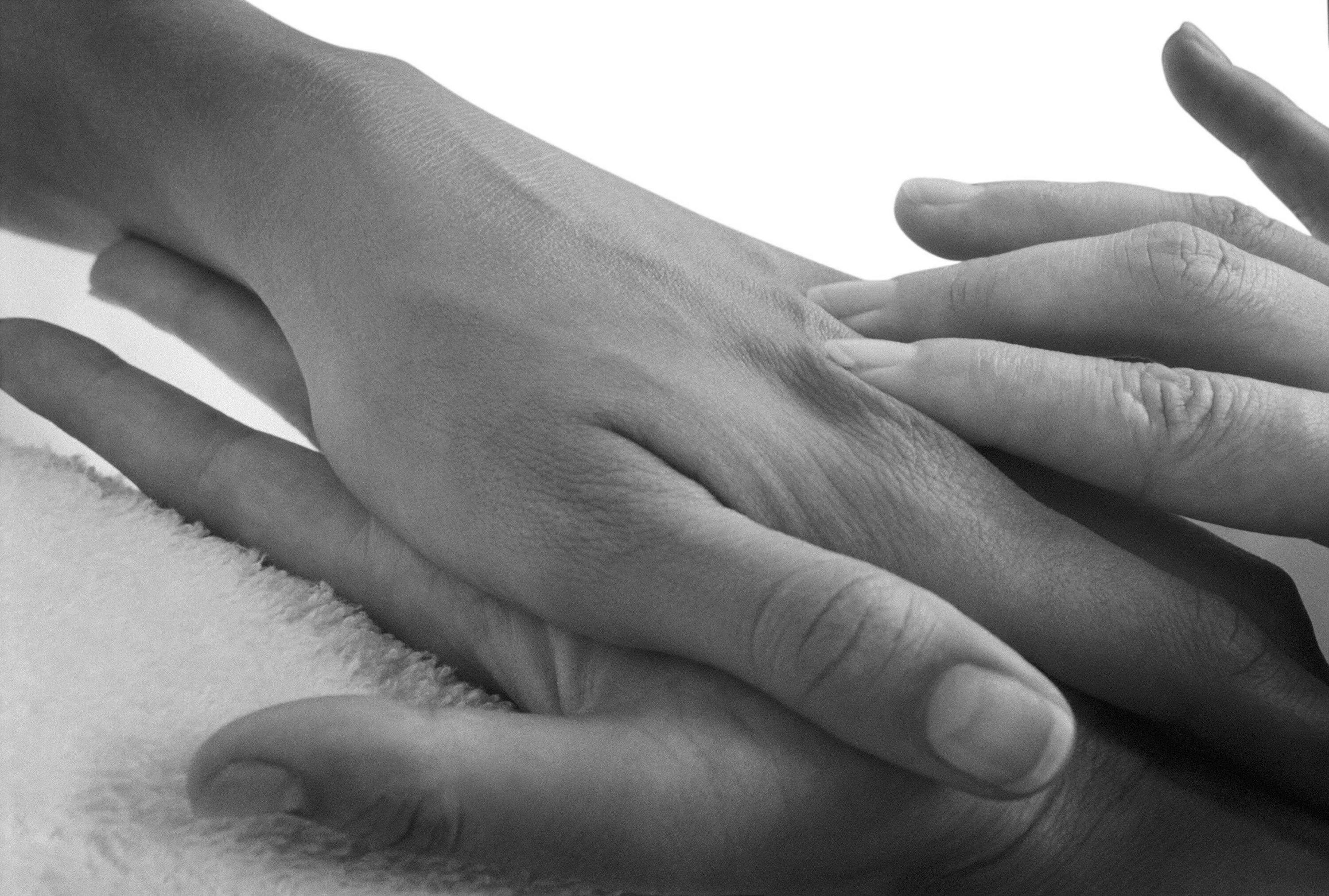 нежное поглаживание мужчины. нежное прикосновенье. поглаживание рук. ласки руками. поглаживание рук.