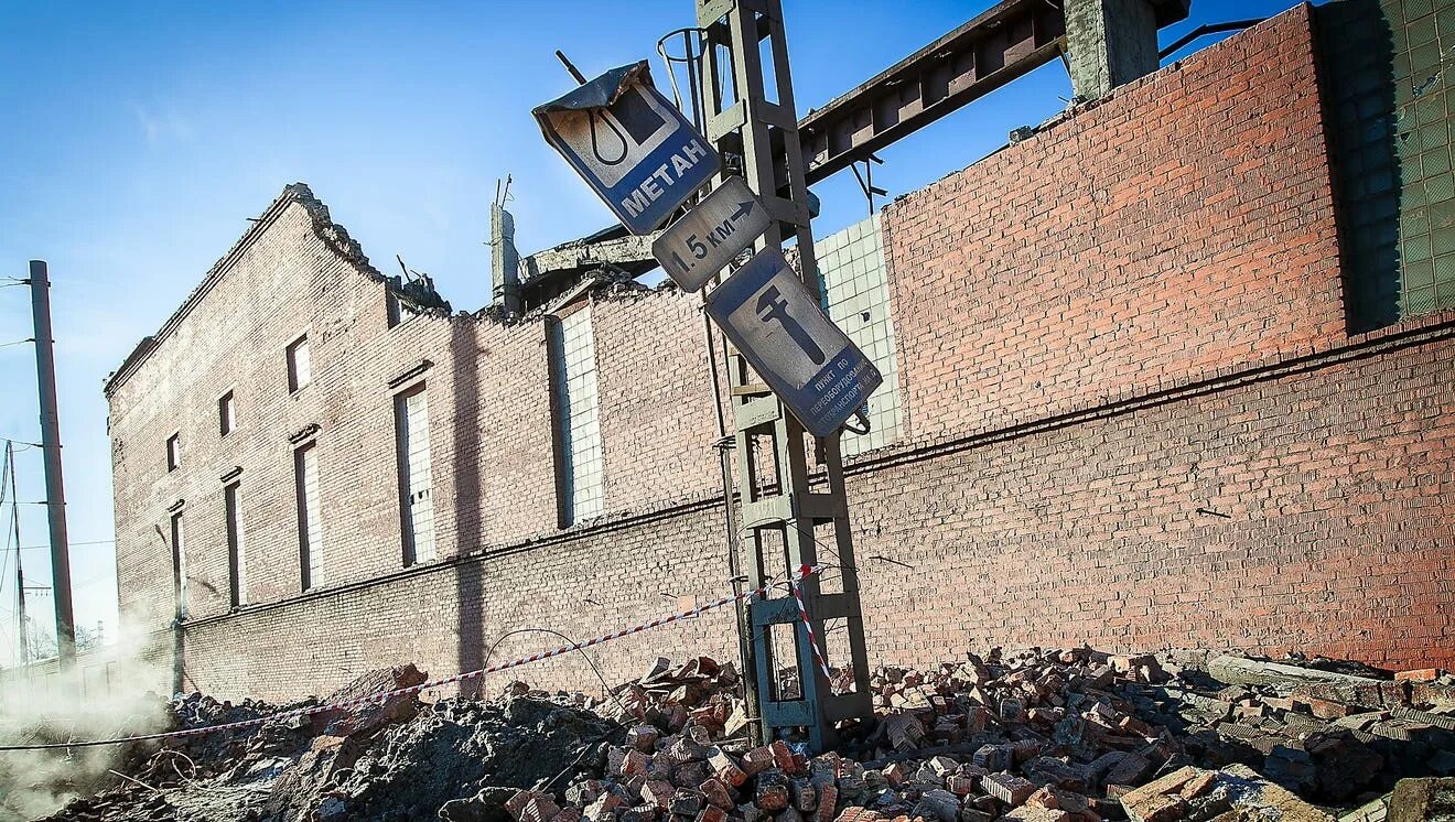 Челябинский метеорит последствия. Челябинск завод 2013 метеорит. челябинский метеорит цинковый завод. челябинский метеорит разрушения. последствия метеорита в челябинске.