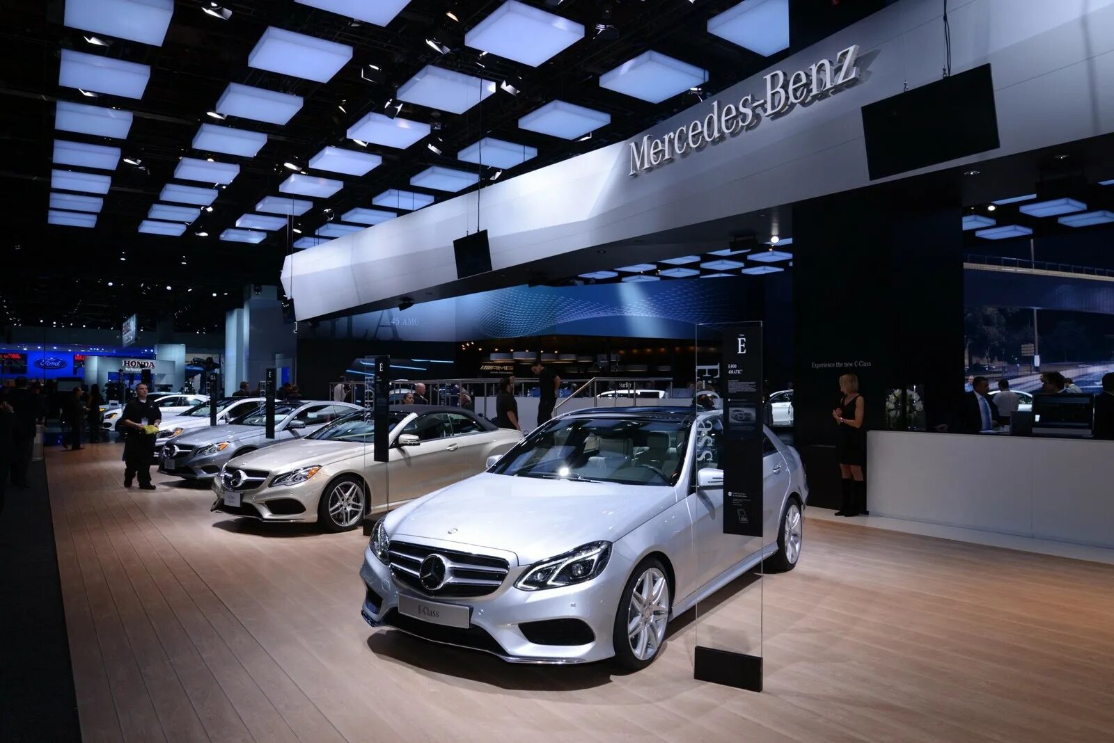 Автомобиль купить центры. ЛУКАВТО Мерседес-Бенц. Мерседес Бенц 8. Mercedes Benz avto Salon. Мерседес 2023 автосалон.