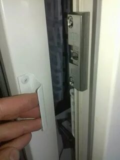 Как закрыть балконную дверь со стороны