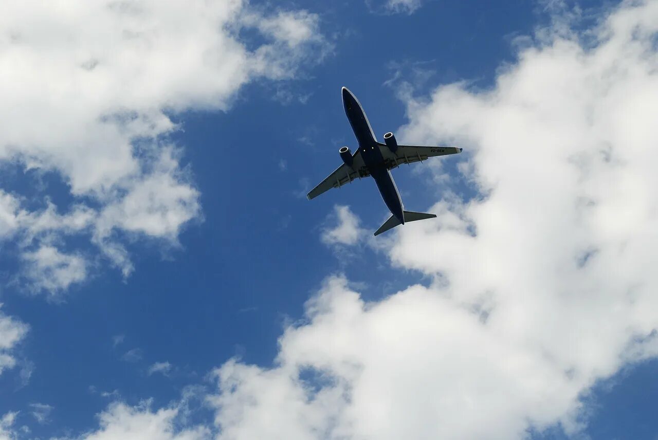 Самолет снизу. Самолет в небе. Самолет на фоне неба. Небо облака самолет.