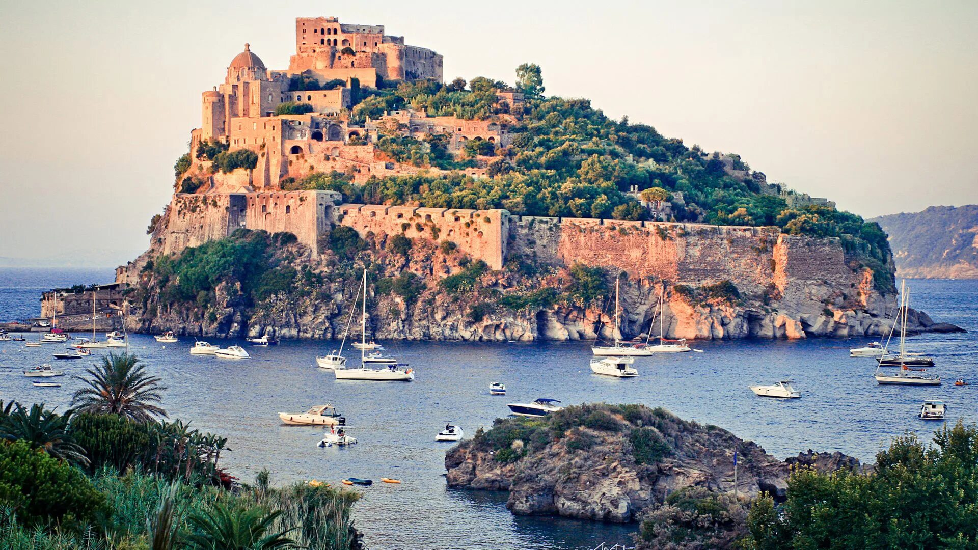 Большой итальянский остров. Арагонский замок остров Искья. Арагонский замок, Искья, Италия. Неаполь остров Искья. Арагонский замок Тирренское море.