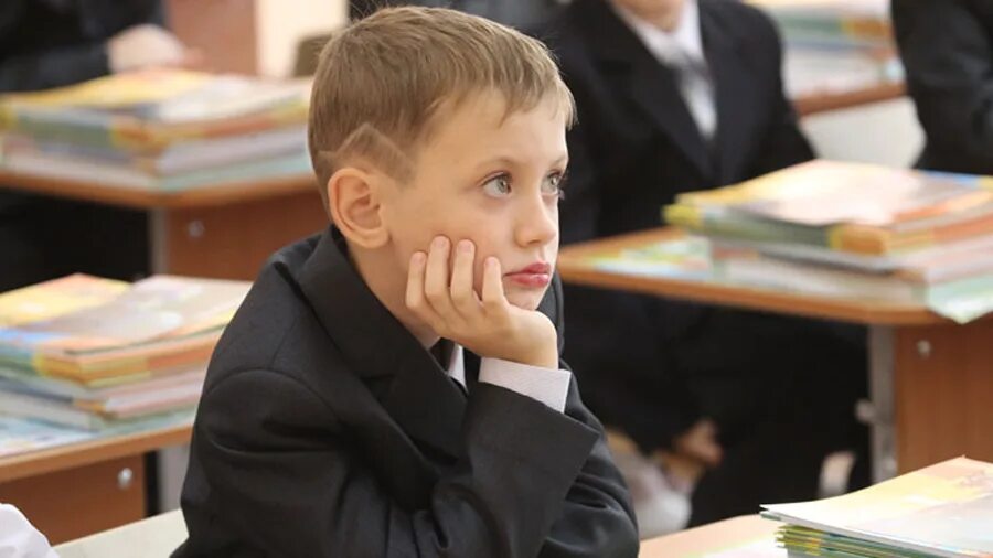 счастливый лица первоклассников. видео про школьников. весело в школе. прикольный учитель. дети за партой 1 сентября.