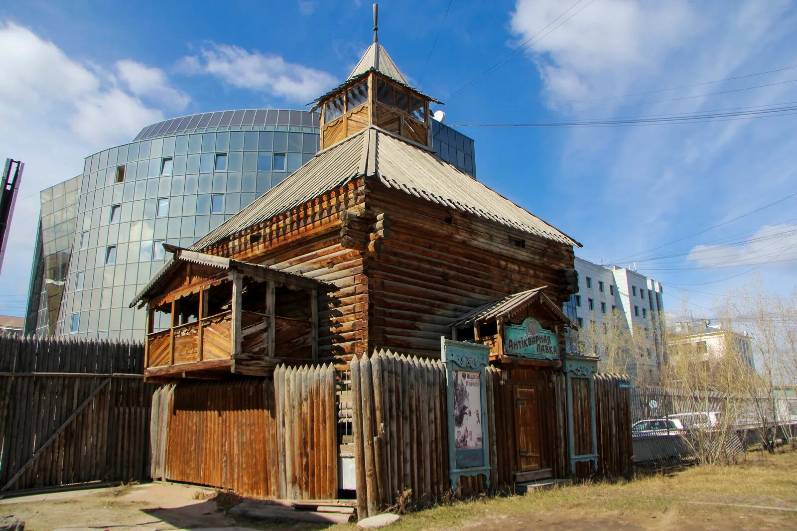 Дом на якутском. Интересные здания якутии. якутск дома на сваях. старые дома на сваях якутия. таежный дом на сваях.