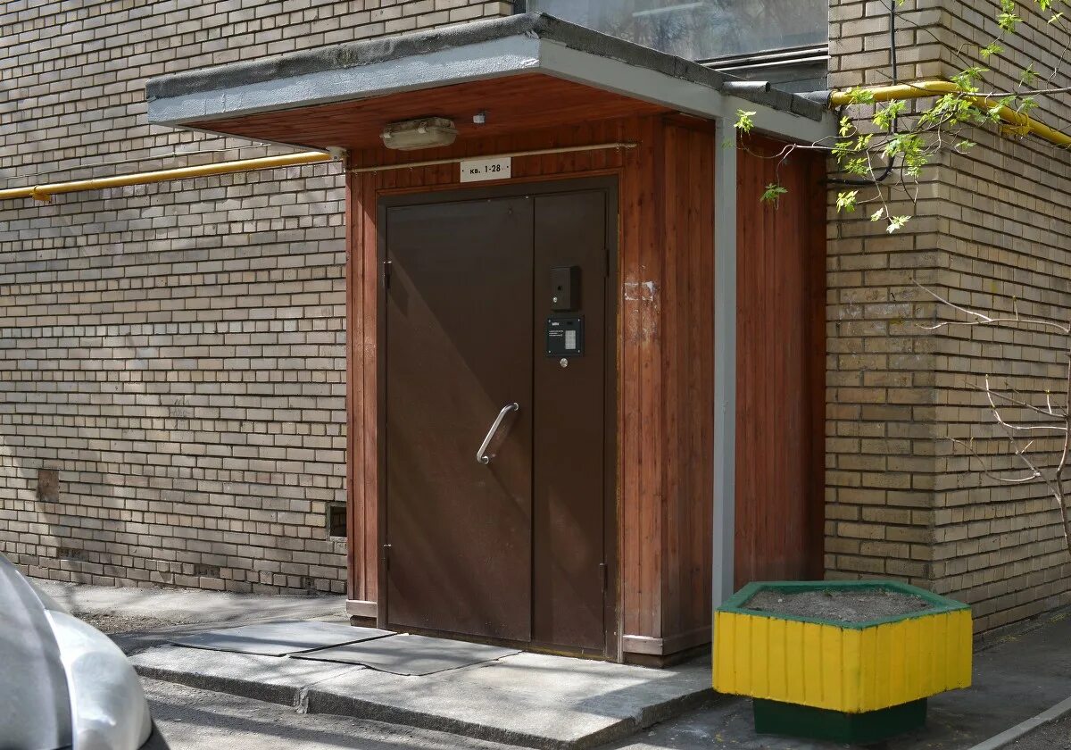 Установить входную дверь в подъезд. Дверь в подъезд. дверь входная подъездная. подъездная дверь с домофоном. дверь в подъезд с домофоном.