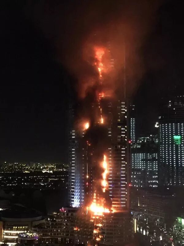 Горит небоскреб. Address Downtown Dubai пожар. Дубай небоскреб факел. Бурдж-Халифа Дубай пожар. Даунтаун Бурдж Дубай пожар.