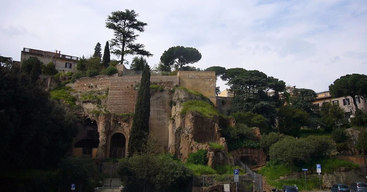 Тарпейская скала в древнем Риме. Тарпейская скала в Риме фото. Тарпея Италия. Капитолийский холм в древнем Риме.