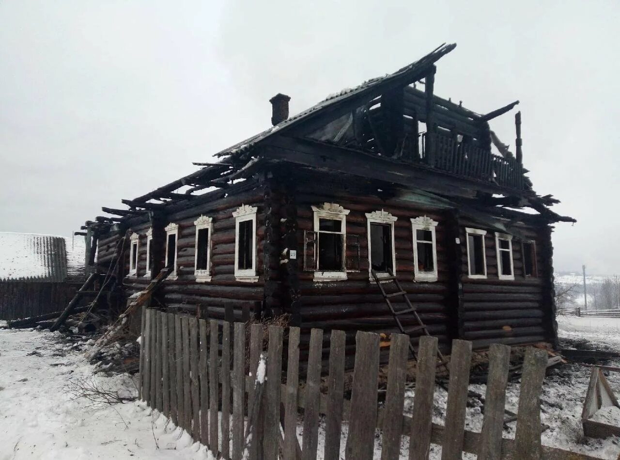 Пожар Бабушкинский район Вологодская обл.. Пожар в Бабушкинском районе Вологодской области. Сгоревший деревянный дом. Сгоревший дом в деревне. Горят деревянные дома