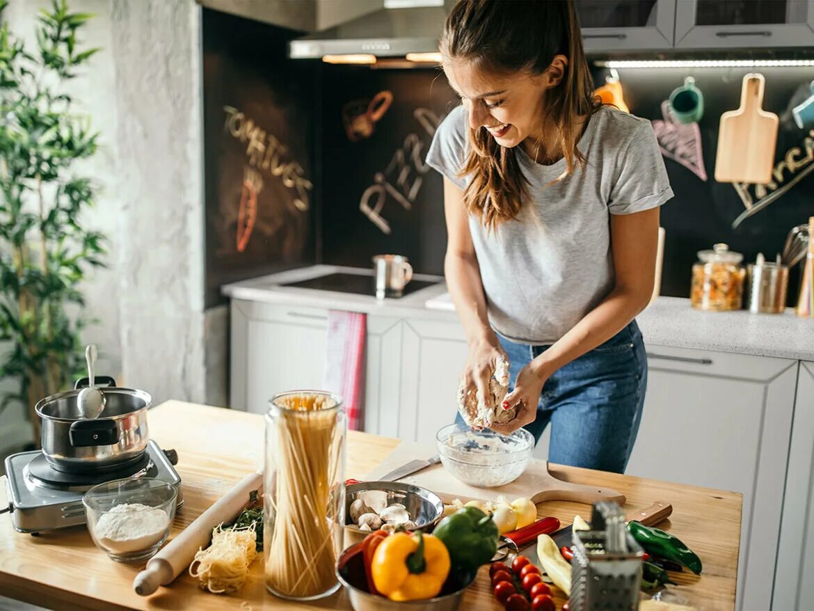 Do make breakfast. Фотосессия на кухне. Женщина на кухне. Готовка на кухне. Хобби готовка.