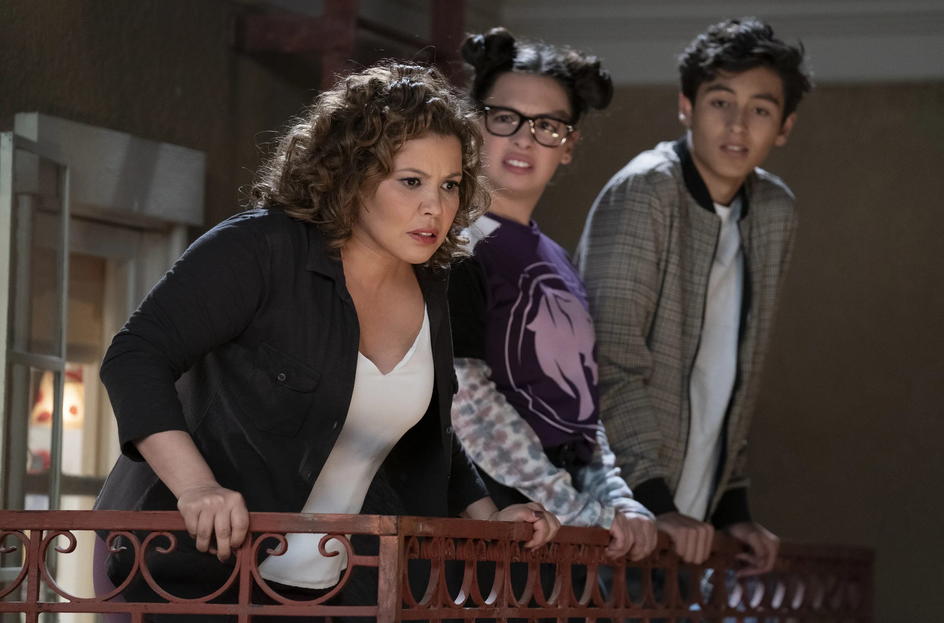 One day at a time перевод. One day at a time сериал. one day at time 4 сезон. жустина мачадо сериалы. жустина мачадо фильмы.