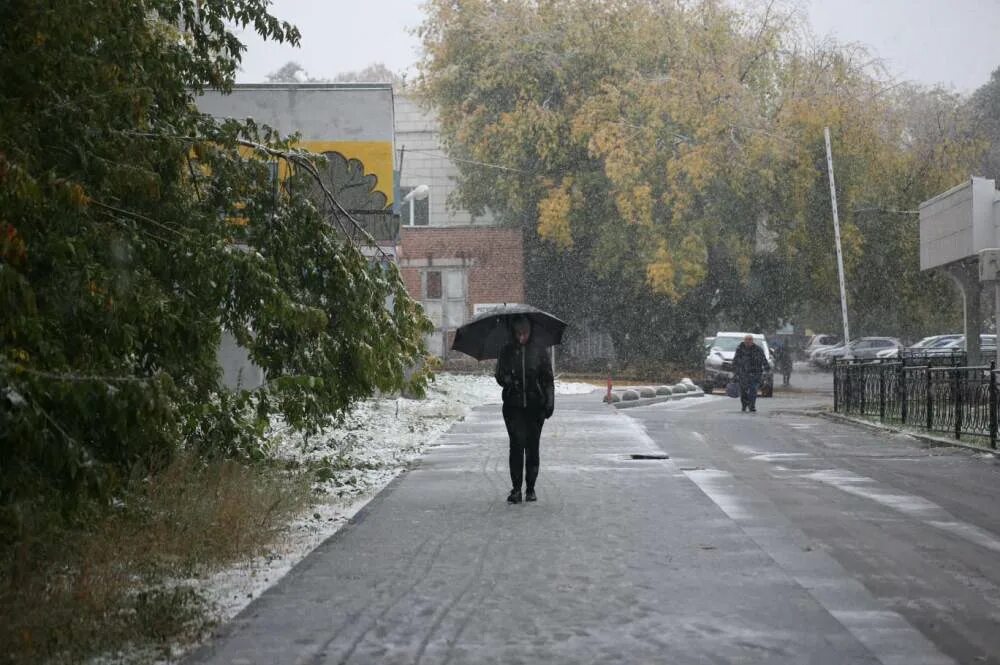 Погуляй сити. Улица под дождем. Дождь на улице. Екатеринбург дождь. Дождливый октябрь.