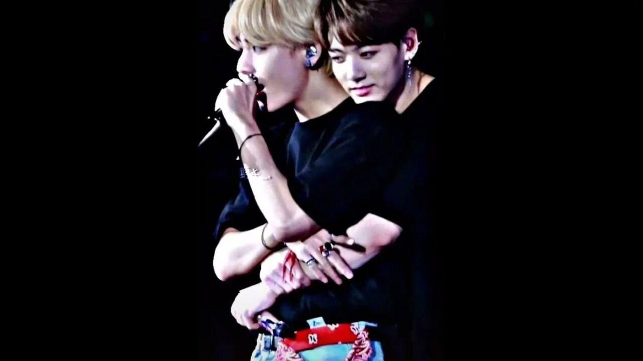 Чонгук и тэхен чон последние. BTS taekook. БТС Чимин Тэхен Чонгук поцелуй. Вигуки BTS. Чонгук и Тэхен.