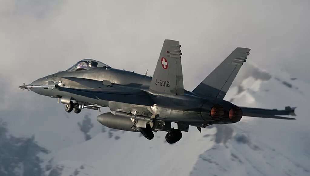 F 18 19. Swiss Air f 18 super Hornet. F/A-18 Hornet Швейцария. MCDONNELL Douglas f/a-18 Hornet Швейцария. F-18 Hornet Су 27.