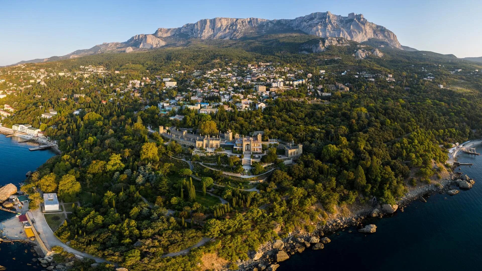 Южный берег Крыма Алупка. Воронцовский дворец в Алупке. Алупка горы. Алупка Воронцовский дворец парк море.