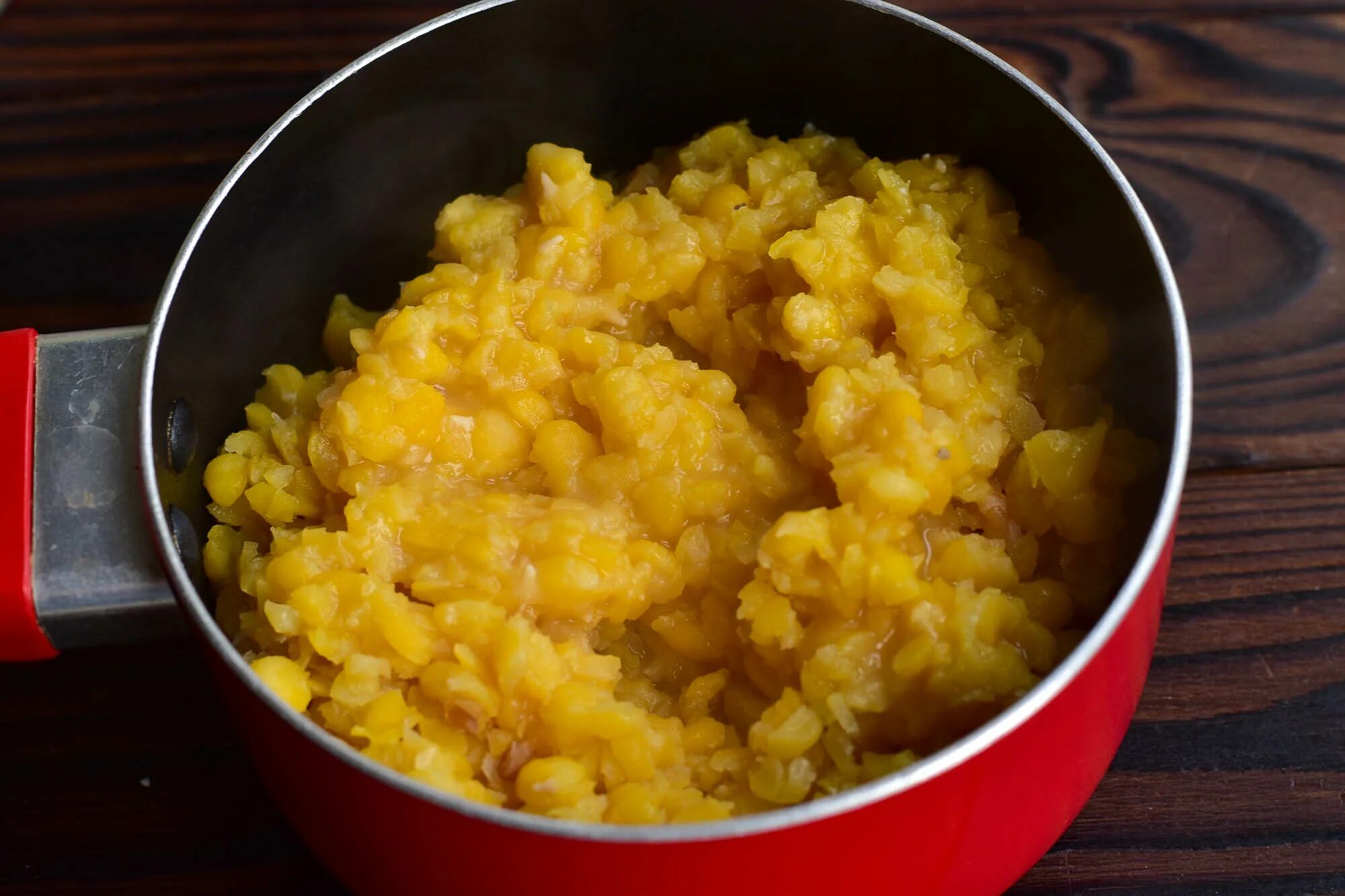 рецепт гороховой каши на воде без замачивания. варка гороховой каши. гороховая каша в кастрюльке. горошница рецепт без замачивания в кастрюле быстро. горошница в кастрюле.