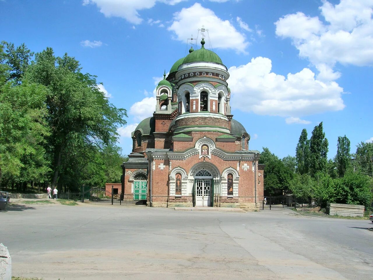 Индекс г новочеркасск ростовской. Достопримечательности Новочеркасска Ростовской. Памятники архитектуры Новочеркасска. Новочеркасск храм Александровский парк. Михайловский храм Новочеркасск.