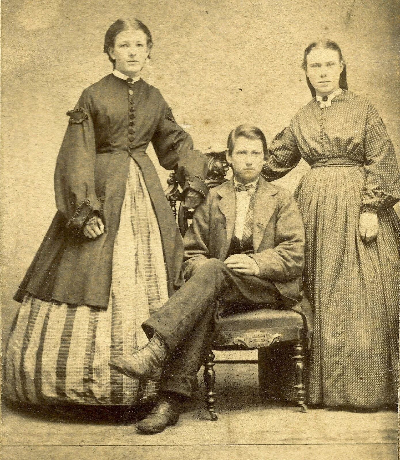 Вильям каррик «продавщица молока (охтенка)» санкт-петербург, 1860-е. Мортем викторианской эпохи семья. Портрет мужчины викторианской эпохи. Семья викторианской эпохи 1620-1820 г. Вильям каррик «русские типы» 1860.