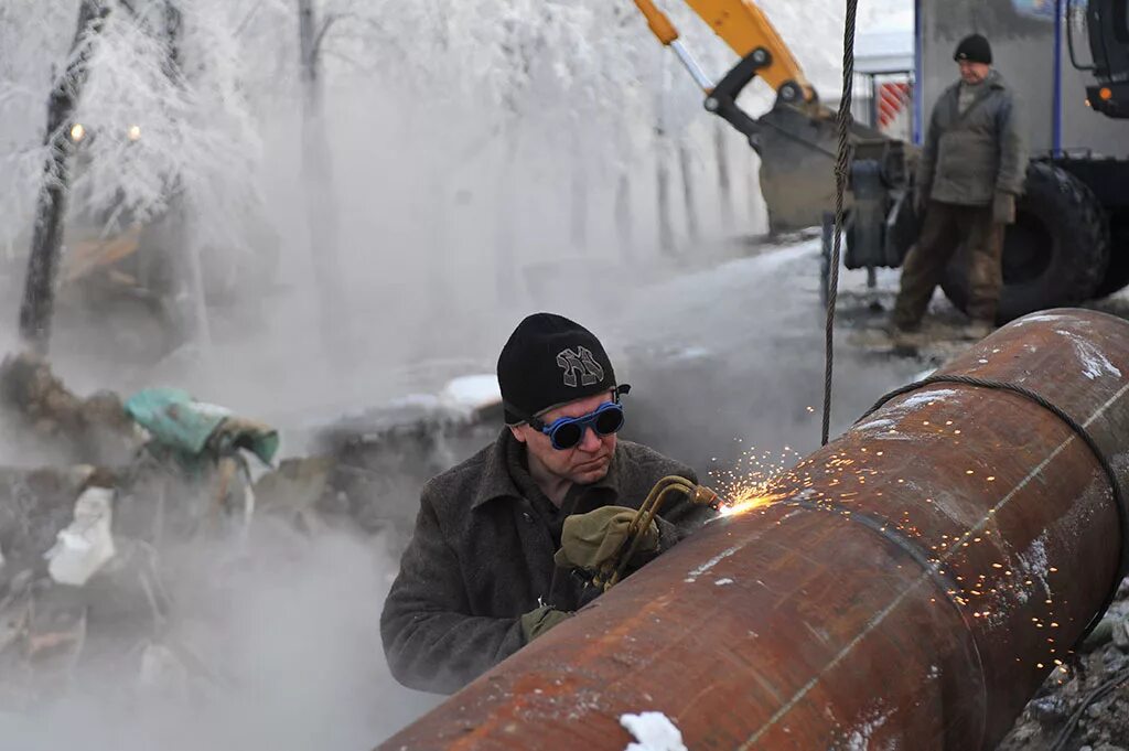 Завод прорыв. Прорыв теплотрассы. прорыв теплосети. порыв теплотрассы.