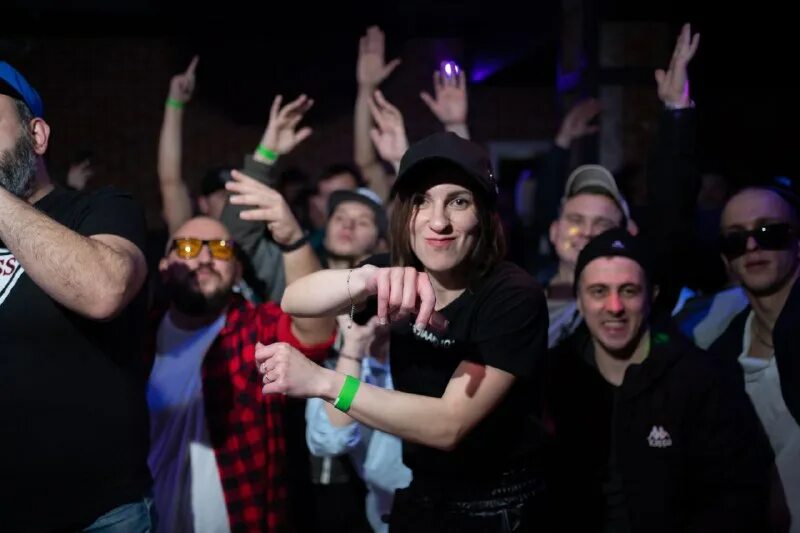 2 типа разносят бит. Группа браво сюткин. Gokilla блоггер. Бек бит. Биты на барабанах.