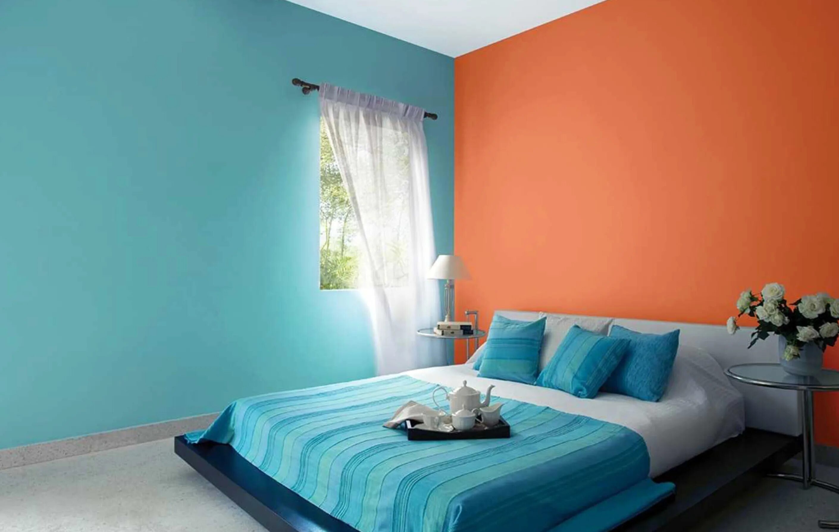 Крашеные стены. Сочетание голубого и оранжевого в интерьере. Колеровка стен в интерьере. Крашеные стены в интерьере. Бирюзовая краска для стен.