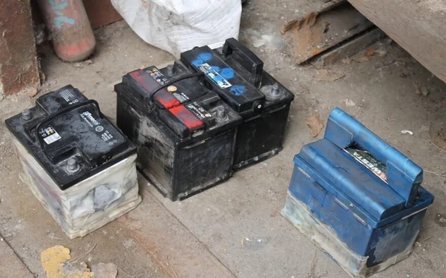 Аккумуляторы свинцовые отработанные неповрежденные с электролитом. Старый аккумулятор. Из старых аккумуляторов. Что делать со старыми аккумуляторами. Лом аккумуляторов.