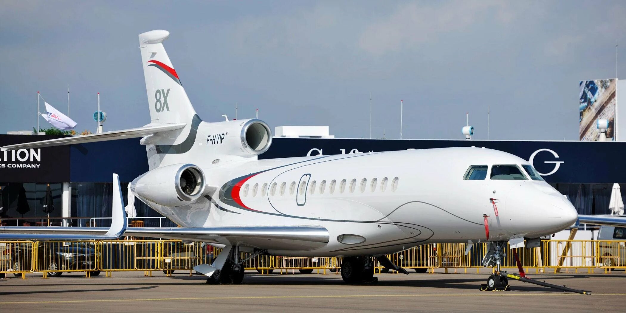 Фалькон воронеж. Самолет Dassault Falcon 8x. Бизнес-джетом Falcon 8x. Самолет Dassault Falcon-10. Фалькон x8.