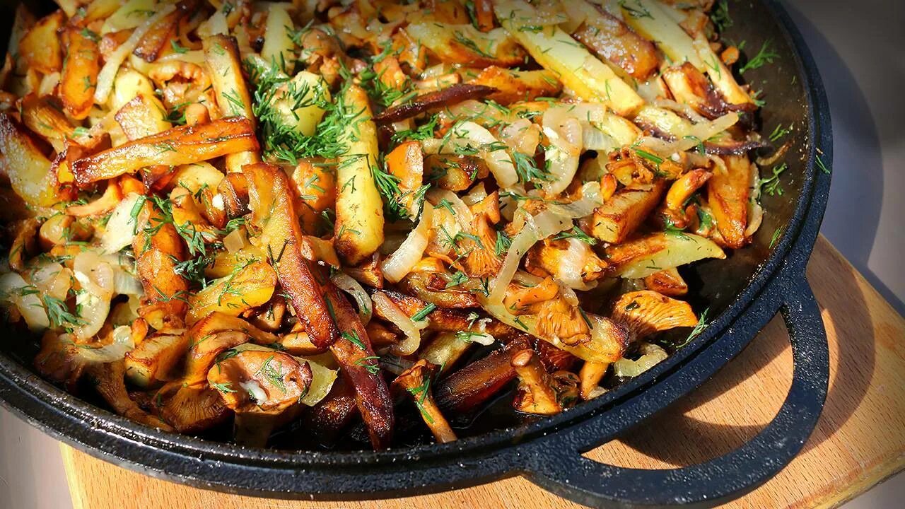 Деревенская сковорода рецепт. Жареная картошечка с грибами. Жареная картошка с луком. Картофель жареный с грибами. Жареная картошка с грибами и луком.