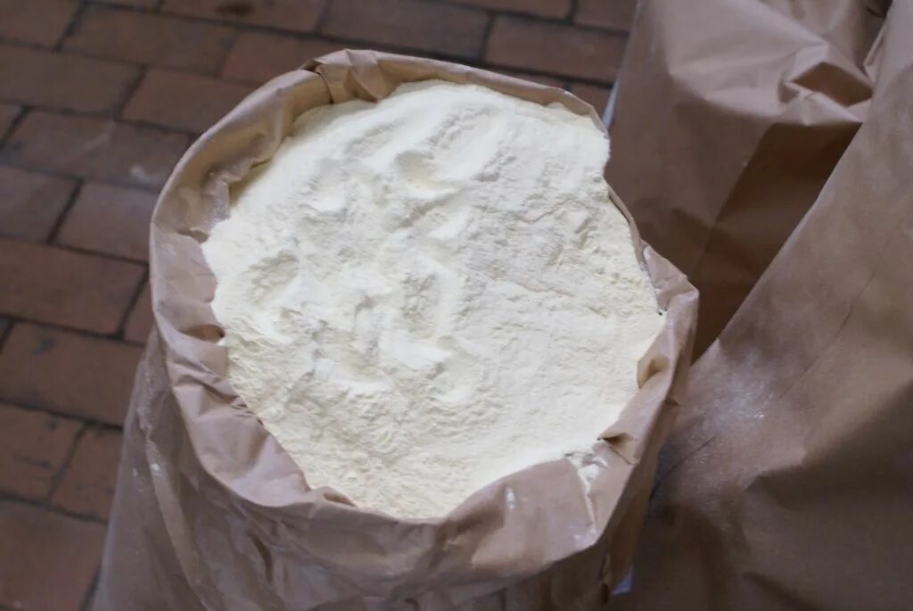 Сухое молоко в мешках по 25 кг. Сухой склад. Мешок сухого молока 25 кг. Оптовые молочные базы. Сухую оптом.