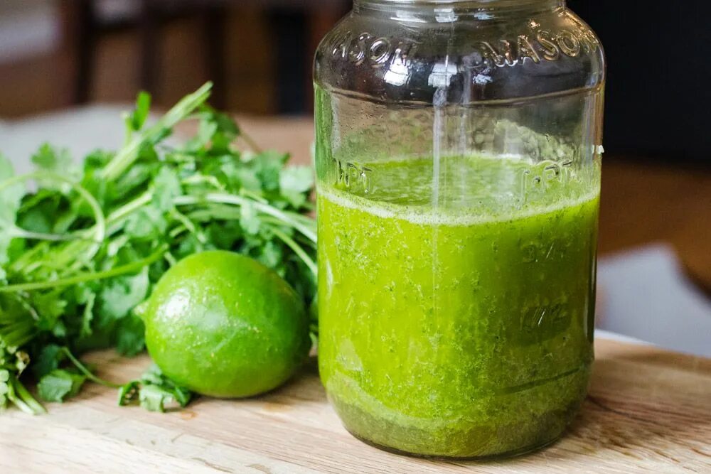 Сок базилика. Сок из овощей. Заправка для салатов на растительном масле. Салатный сок.